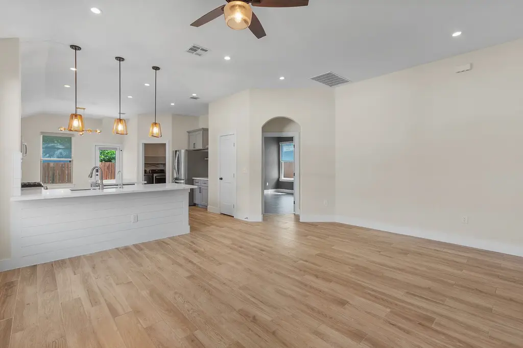 303 W Browning St, Manor