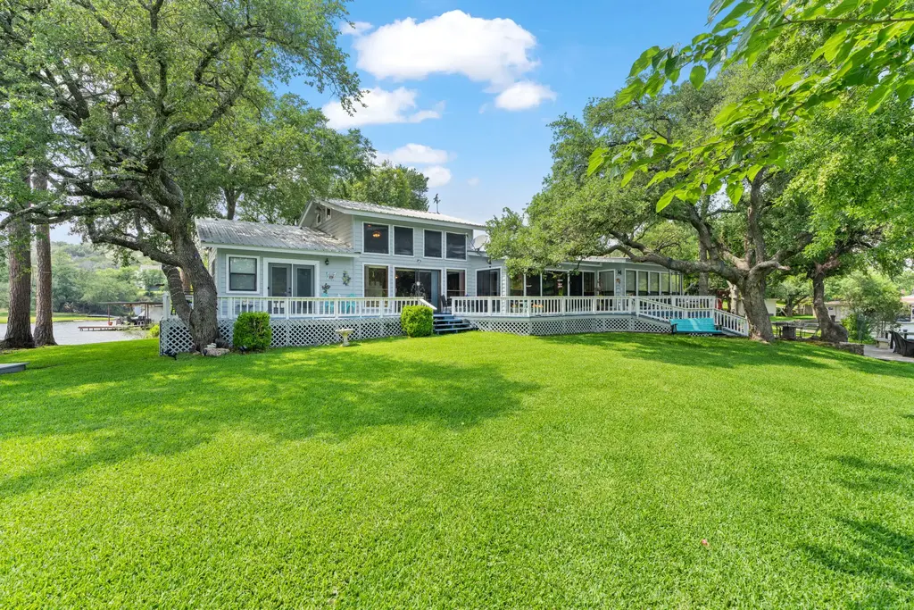 327 Mountain View Dr, Sunrise Beach