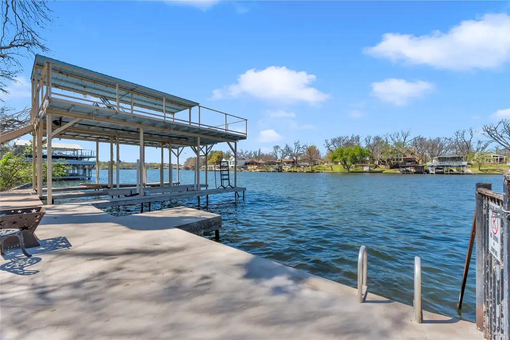 1108 S Lakeside Dr, Burnet