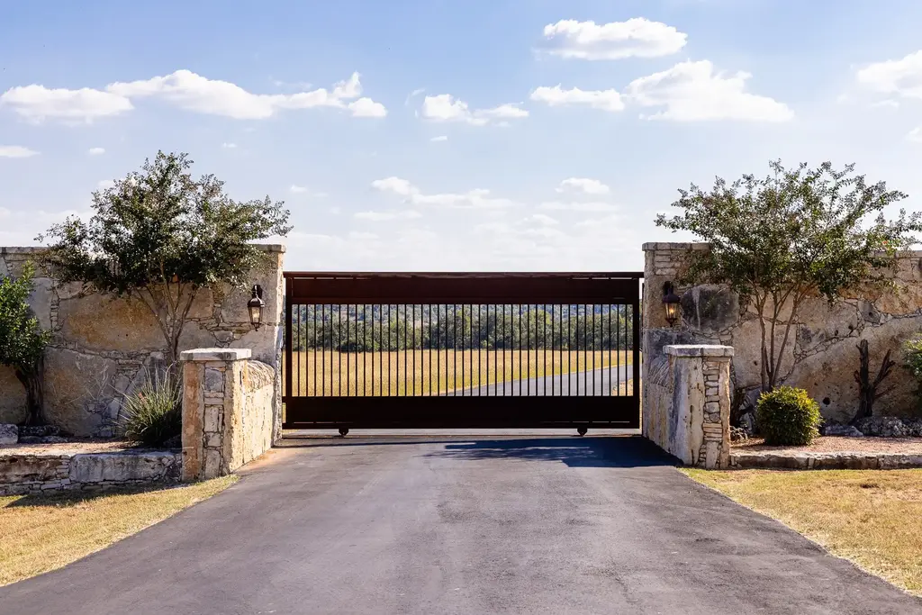 3551 Rm 2325, Wimberley