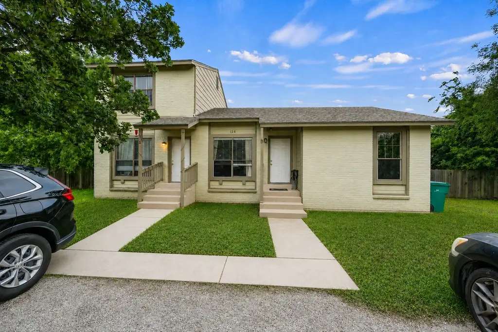 128 Hillside Dr, Elgin