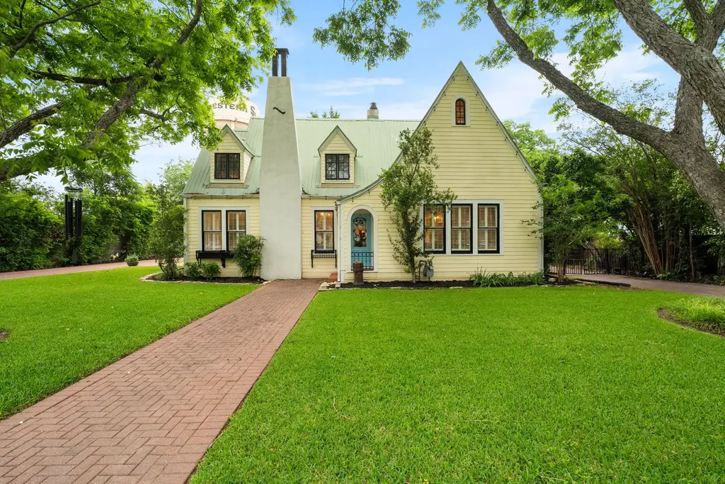 1310 E University Ave, Georgetown