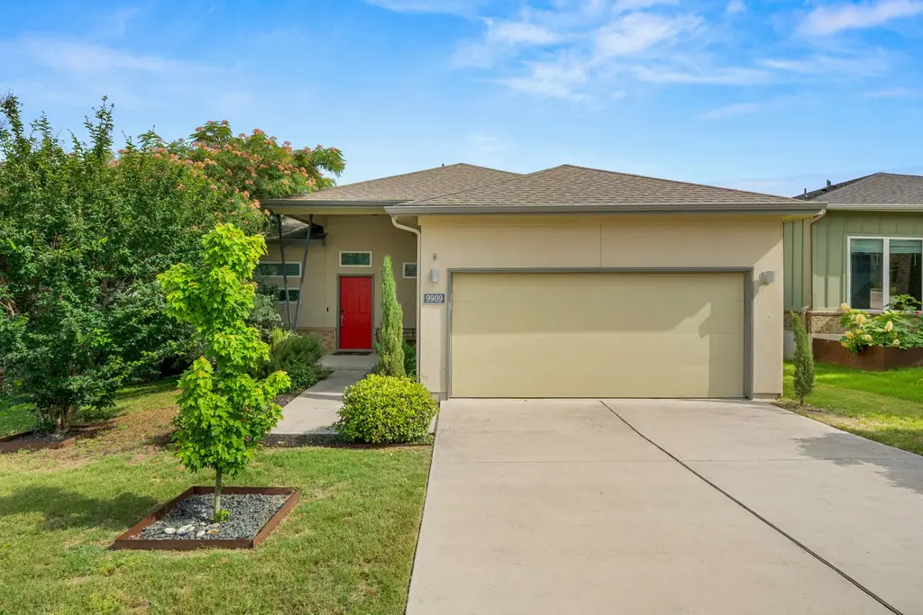 9909 Dalliance Ln, Manor