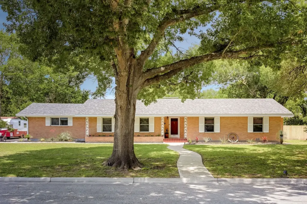 1215 W Live Oak St, Lockhart