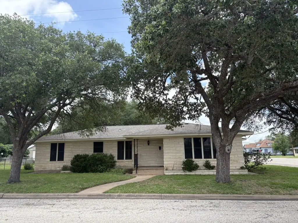 393 N Manse Ave, Giddings