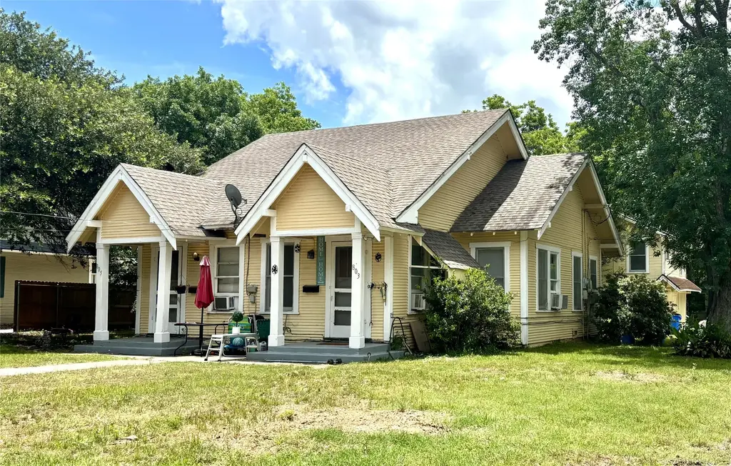803 Elm St, Seguin