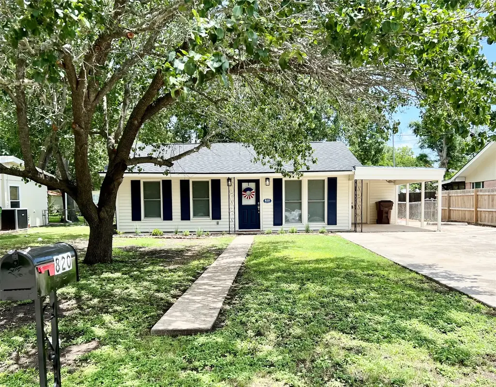 820 W Live Oak St, Lockhart