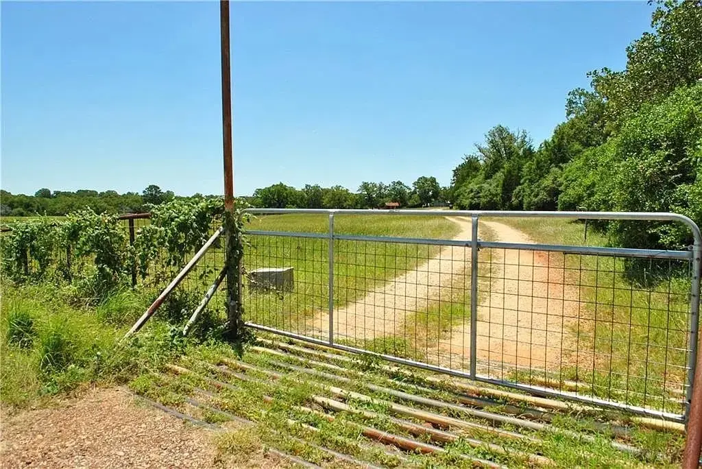 21741 E Interstate 10, Luling