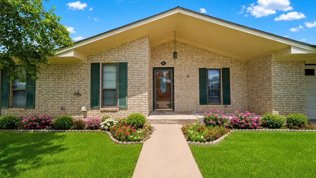 487 Edgewood Ave, Giddings