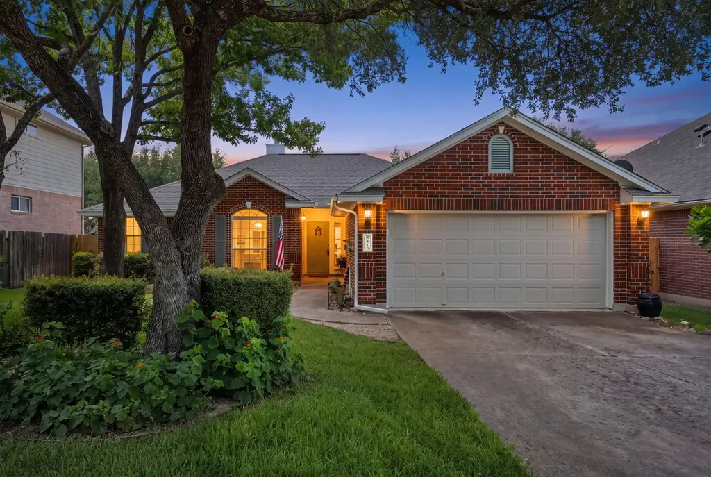 810 Hilltop Dr, Leander