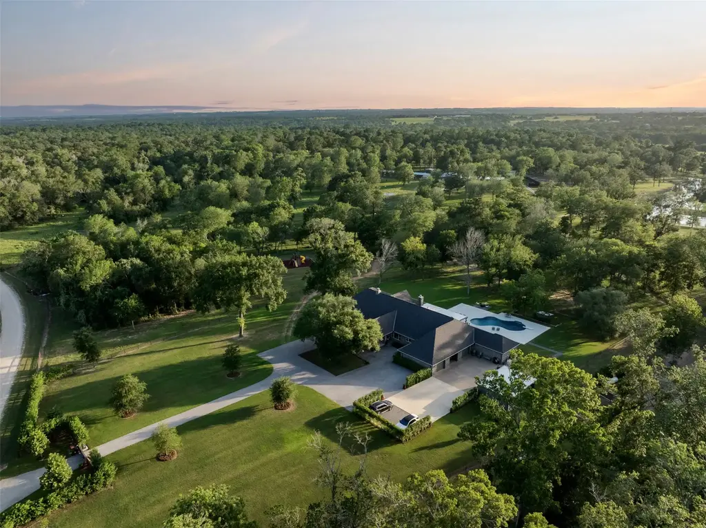 7521 Schoenau Rd, Brenham