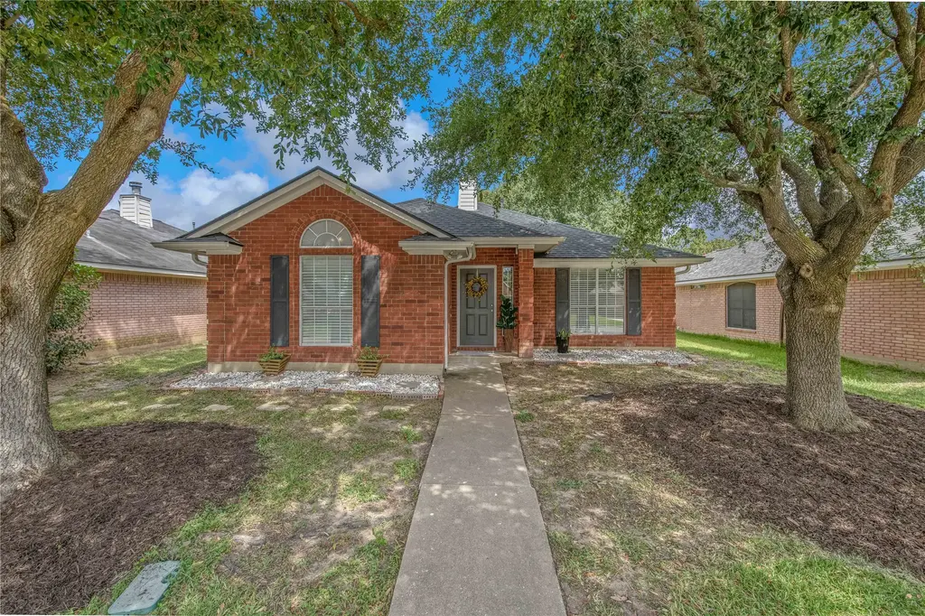 805 Azalea Ct, College Station