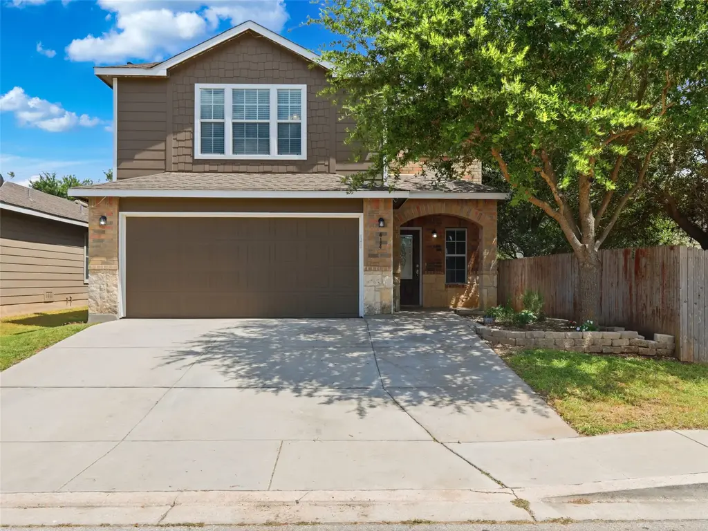 414 Walnut Crst, Selma