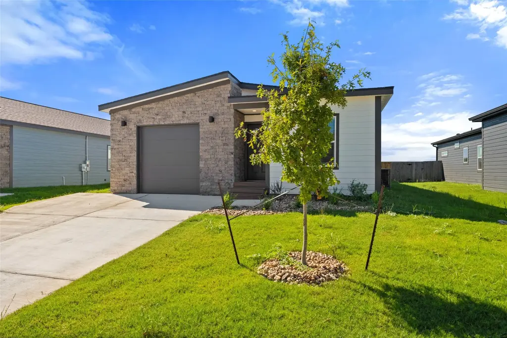2026 Applewood Dr, Lockhart