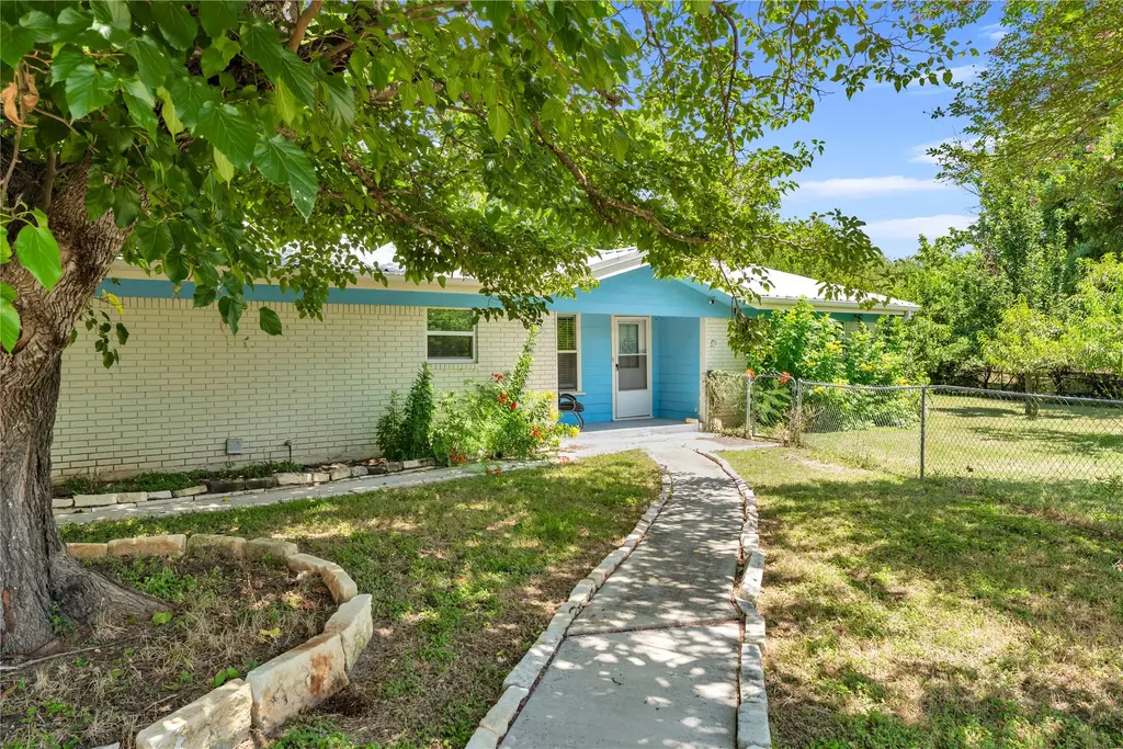 505 Chisum Trl, Burnet