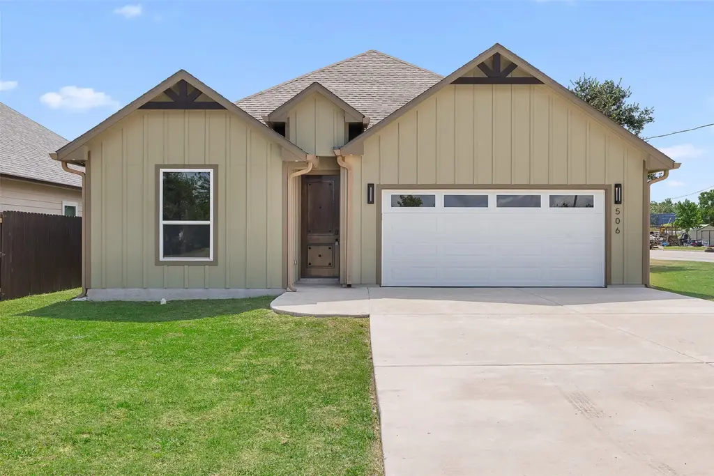 506 N Waco St, Giddings