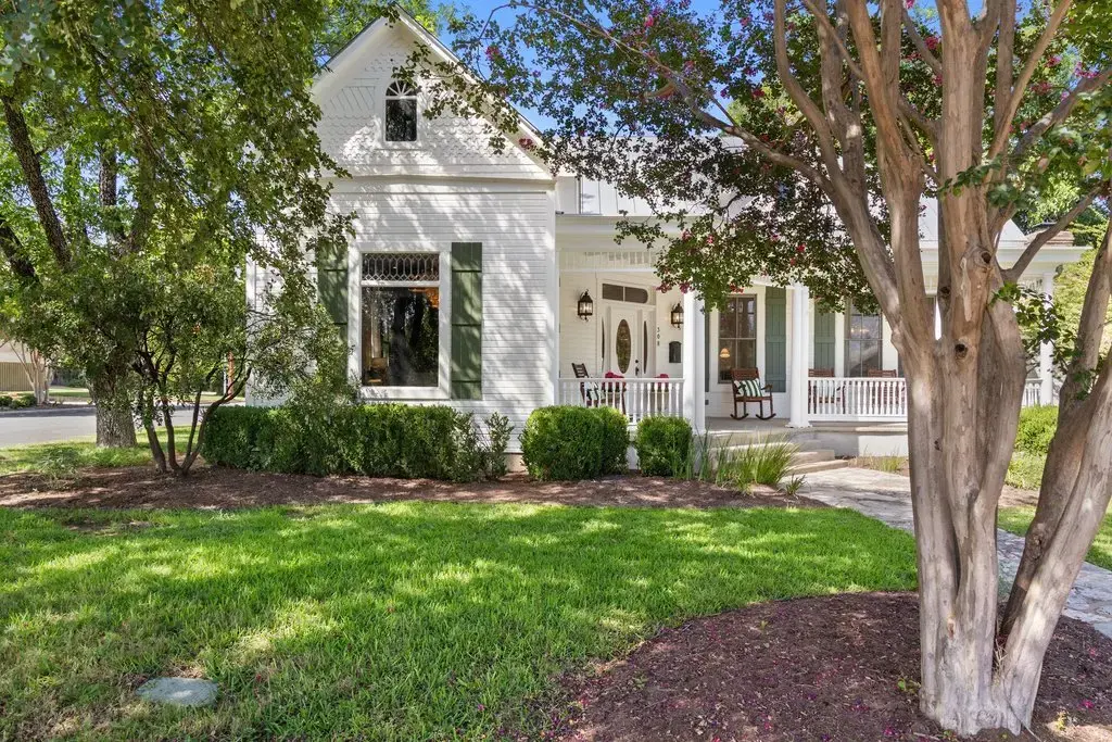 308 E Travis St, Fredericksburg