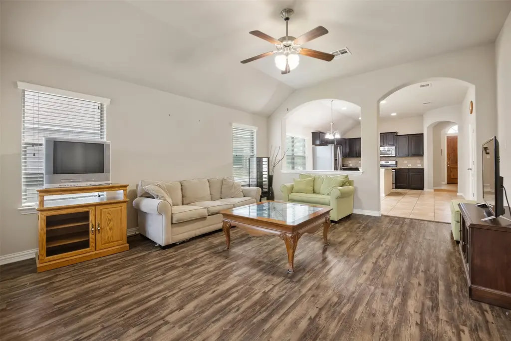 258 Snow Owl Holw, Buda