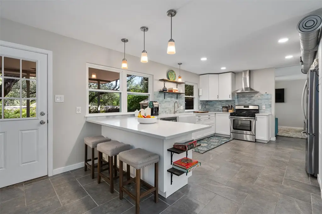 8300 Grayledge Dr, Austin