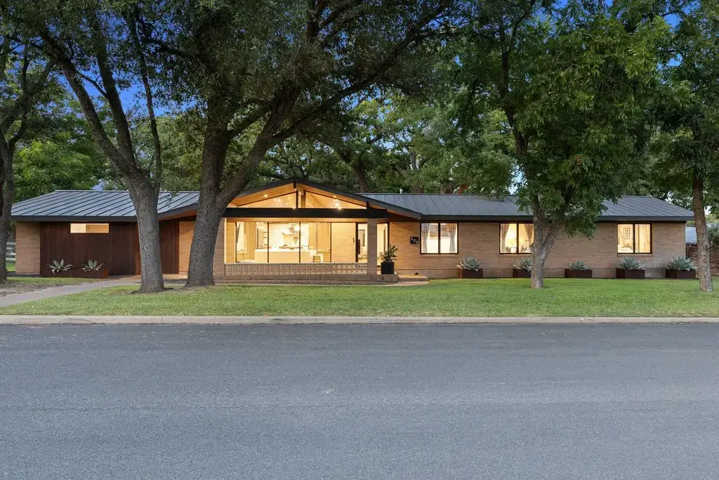 806 W Schubert St, Fredericksburg
