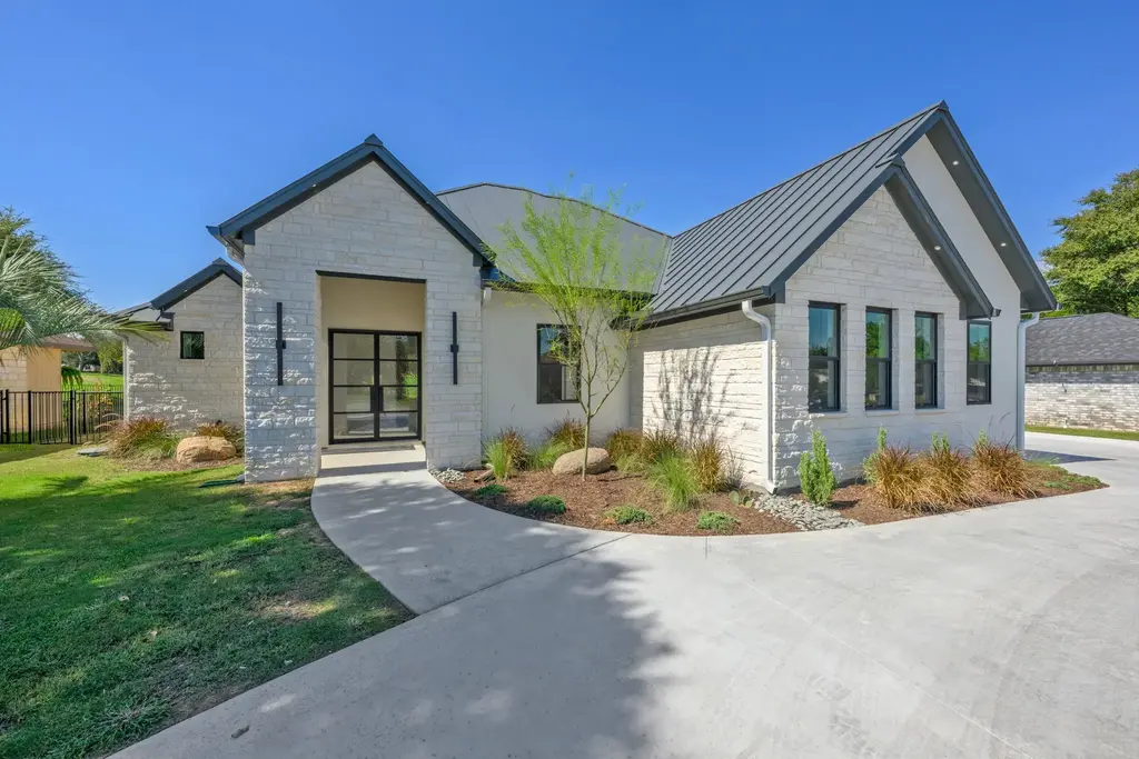 114 Meadowlakes Dr, Meadowlakes