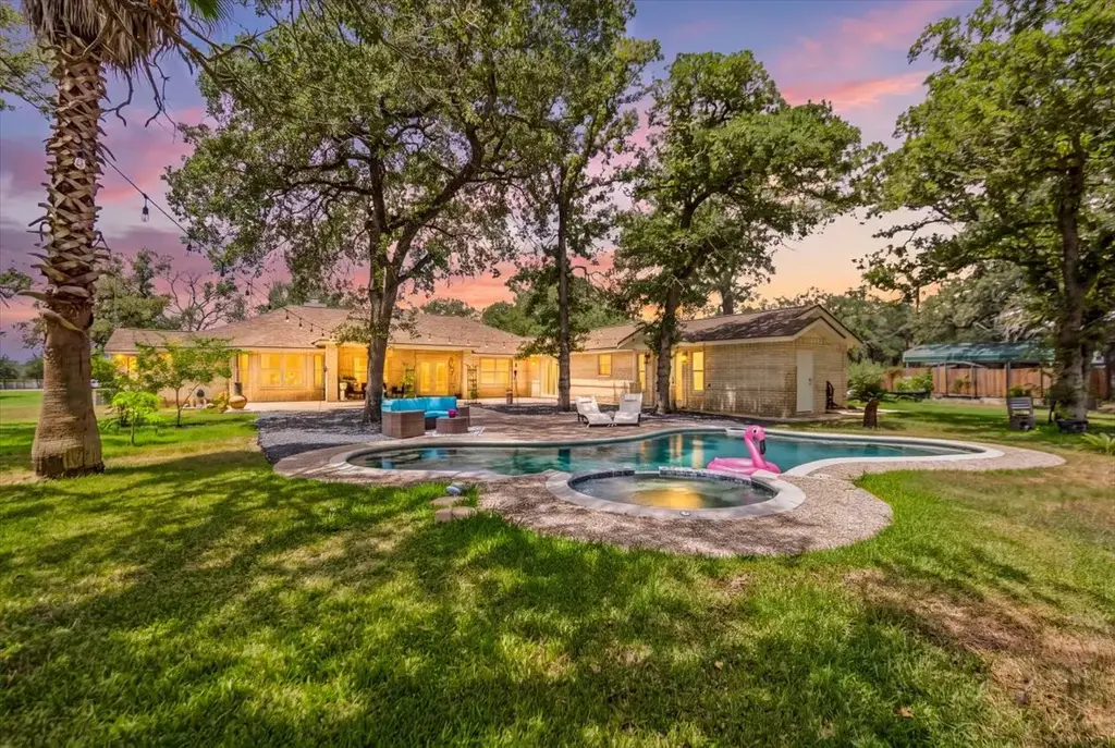 306 Kerry Ln, Floresville
