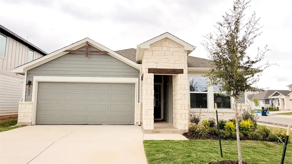 807 Universal Dr, Hutto