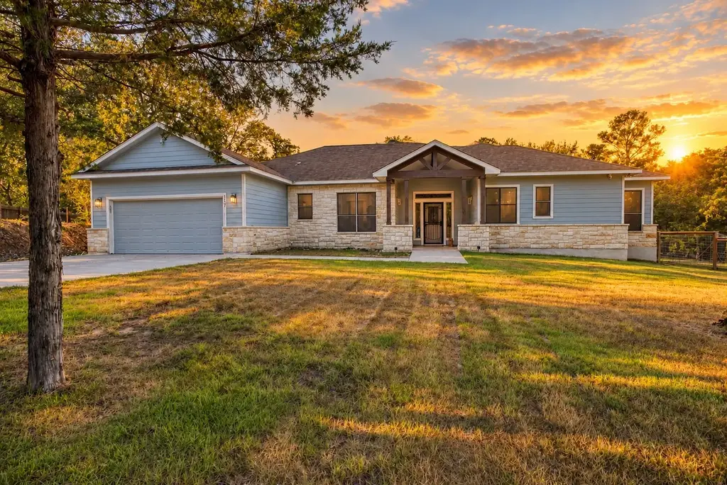 117 W Kamoi Ct, Bastrop