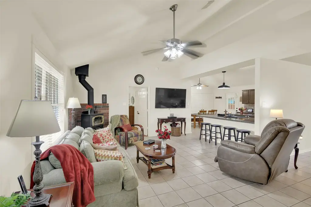 107 Taylor Dr, Spicewood