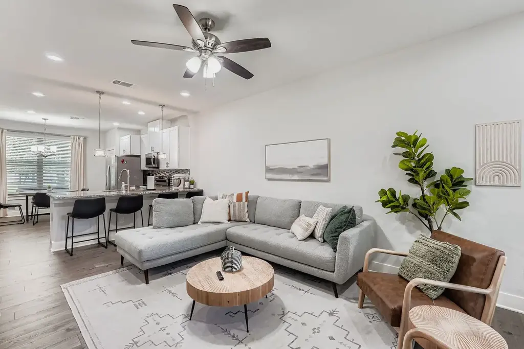 18803 Hogan Cir 4, Point Venture