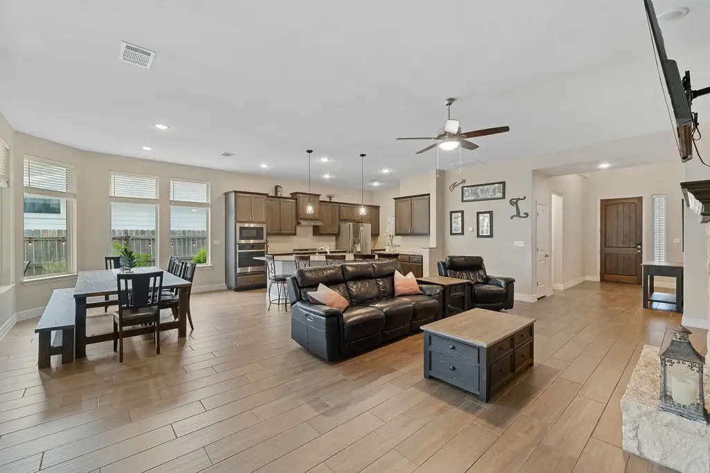 812 Heartleaf Dr, Leander