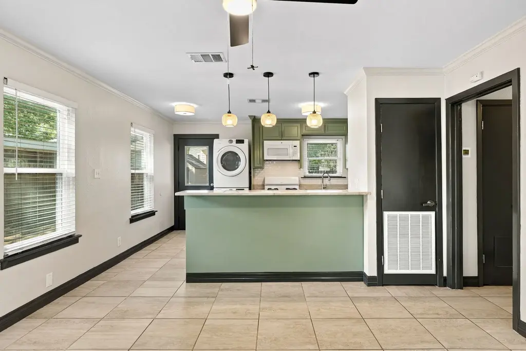 904 Plateau Cir, Austin