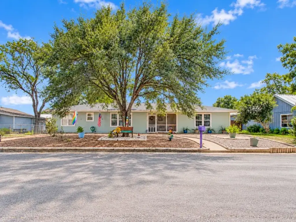 1004 Baumgarten St, Schulenburg