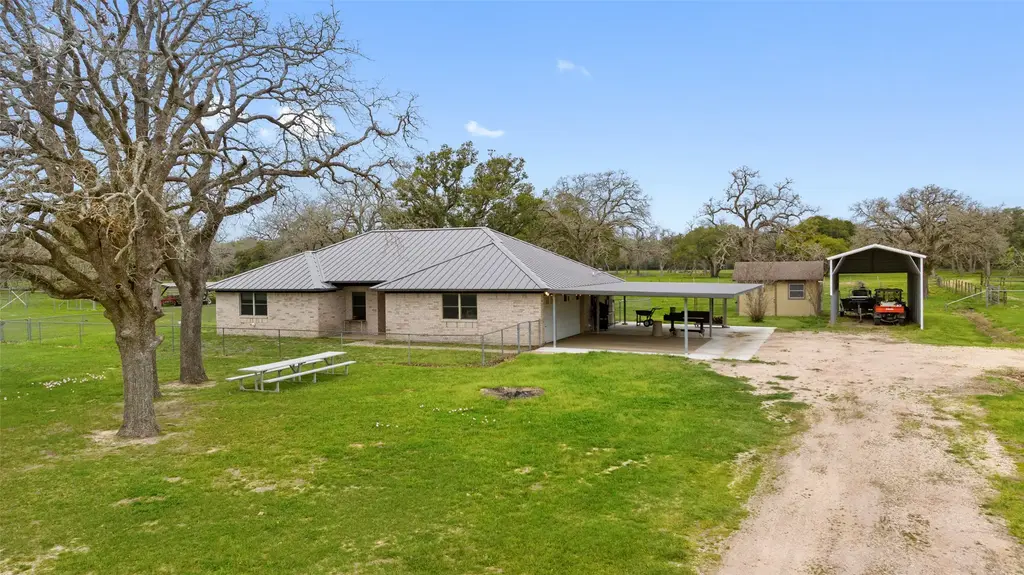 778 County Road 123, Edna