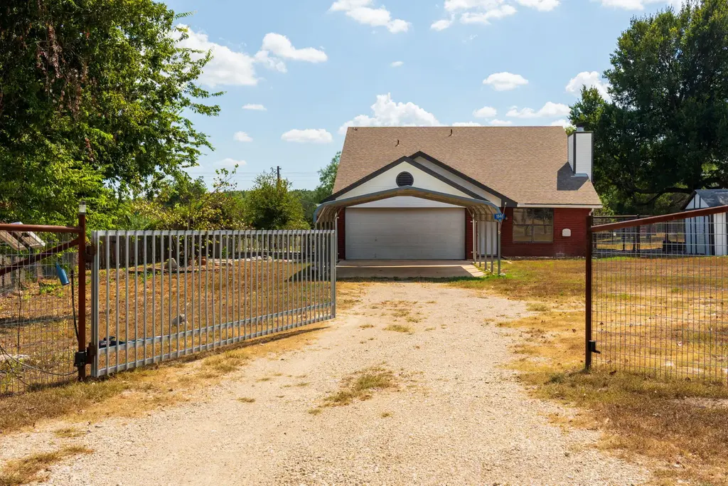 1846 County Road 3220, Kempner