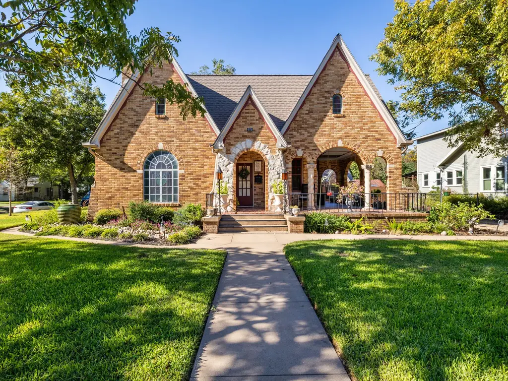 710 W 11th St, Taylor