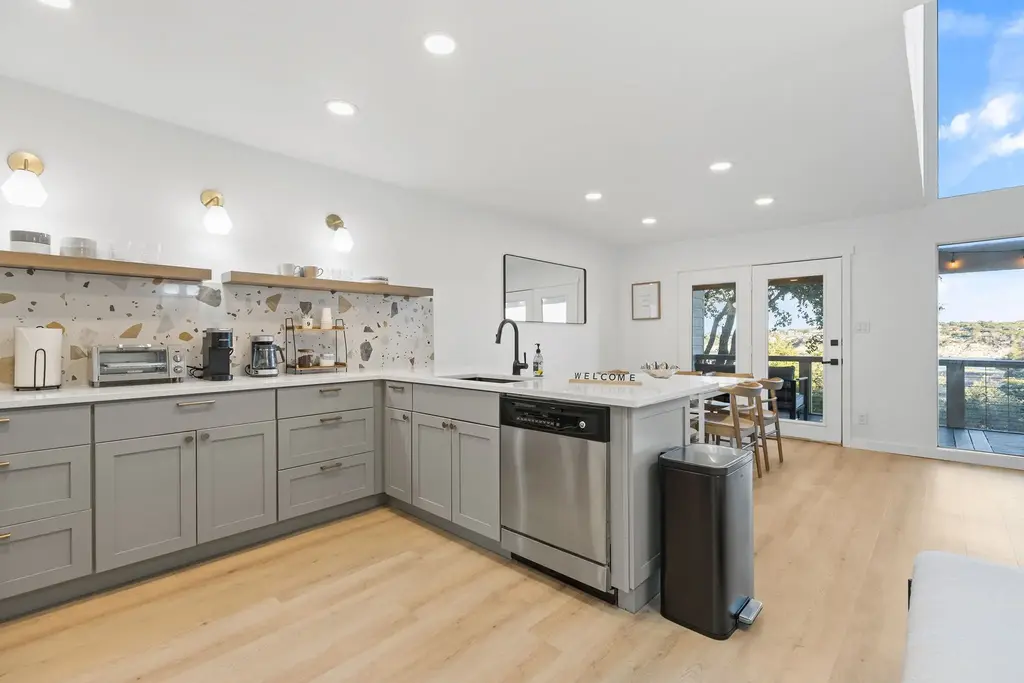 219 Venture Blvd S, Point Venture