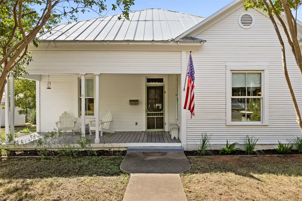 303 W College St, Fredericksburg