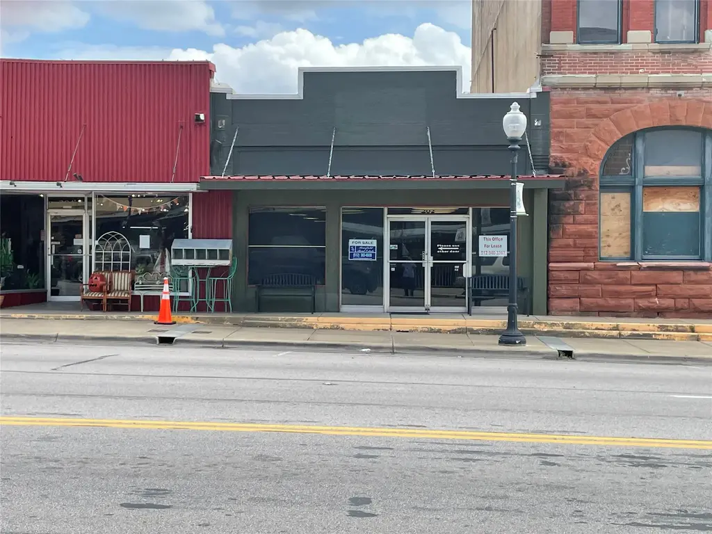 202 N Main St N, Taylor