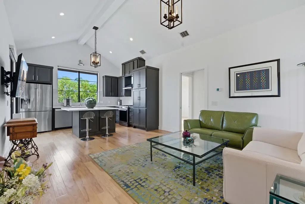 2412 E 8th St 1, Austin