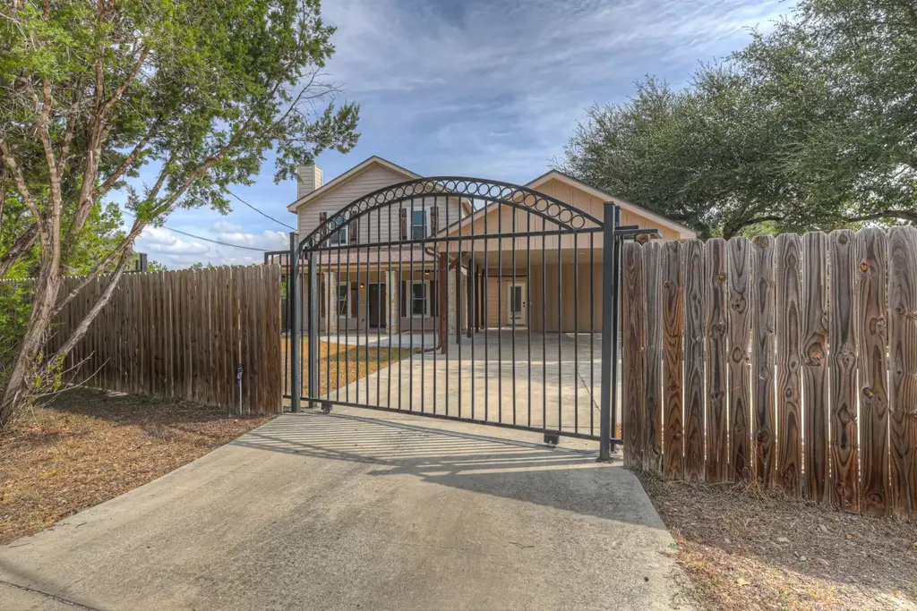1452 Lakeview Dr, Canyon Lake