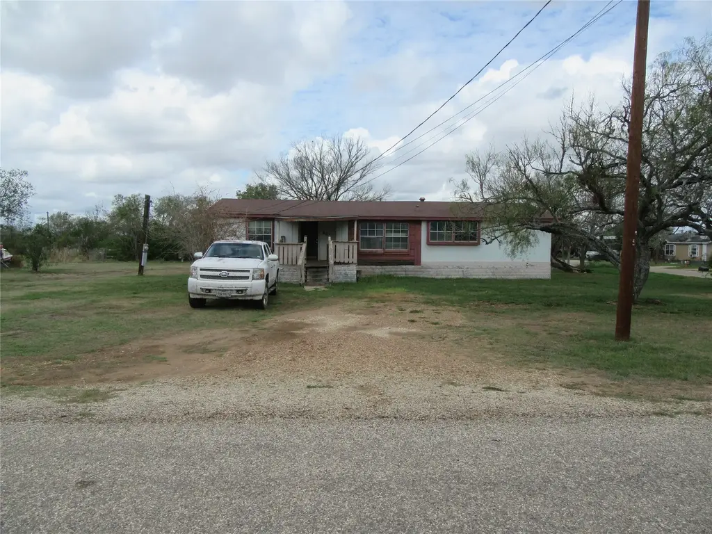 808 E 7th St, Nixon