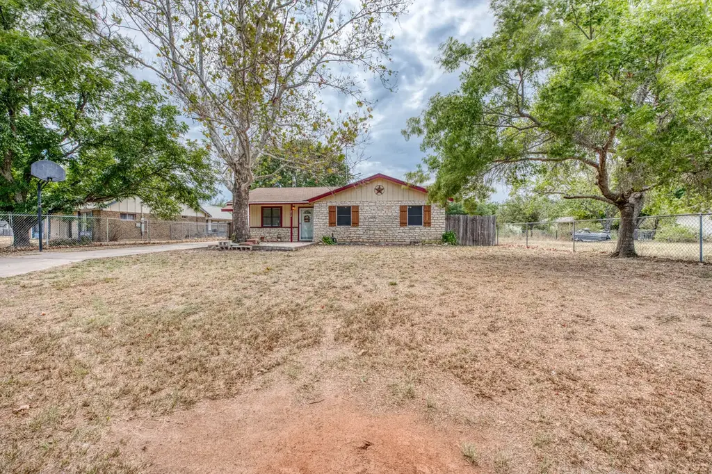 212 N River Oaks Dr, Burnet