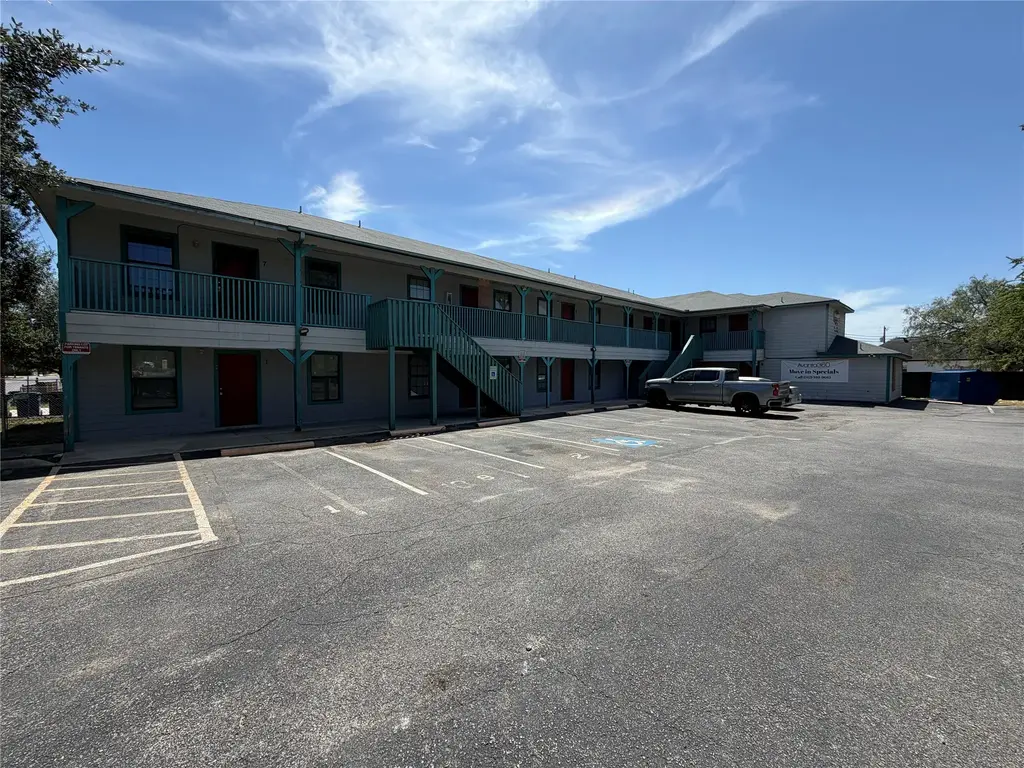 830 W Hutchins Pl, San Antonio