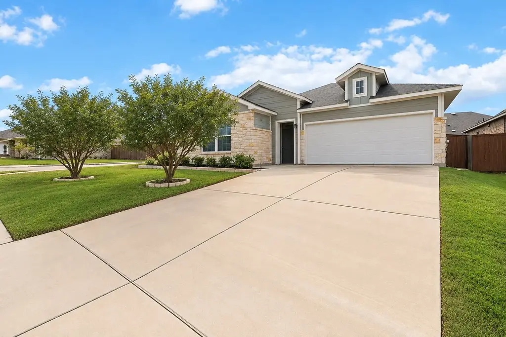 10900 American Mustang Loop, Manor