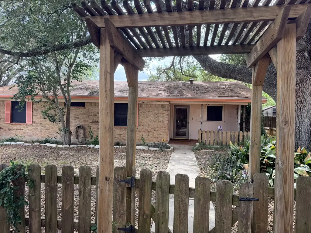 220 Parkview Dr, Luling