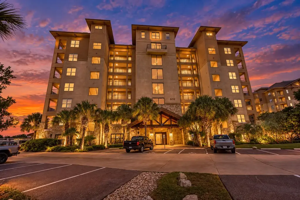 101 West Bank Dr 23, Horseshoe Bay