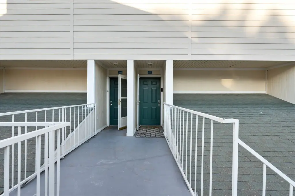 1818 S Lakeshore Blvd 27, Austin