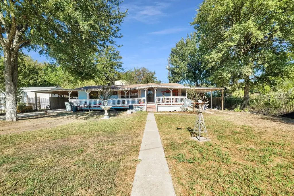 206 Circle Dr, Buda