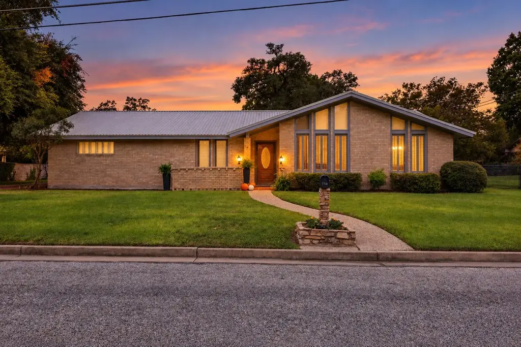 713 Sarah Jo St, La Grange